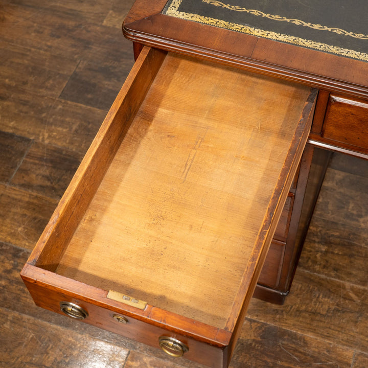 どっしりとした重厚なフォルムにリングハンドルが上品 レザートップ ペデスタルデスク /25G