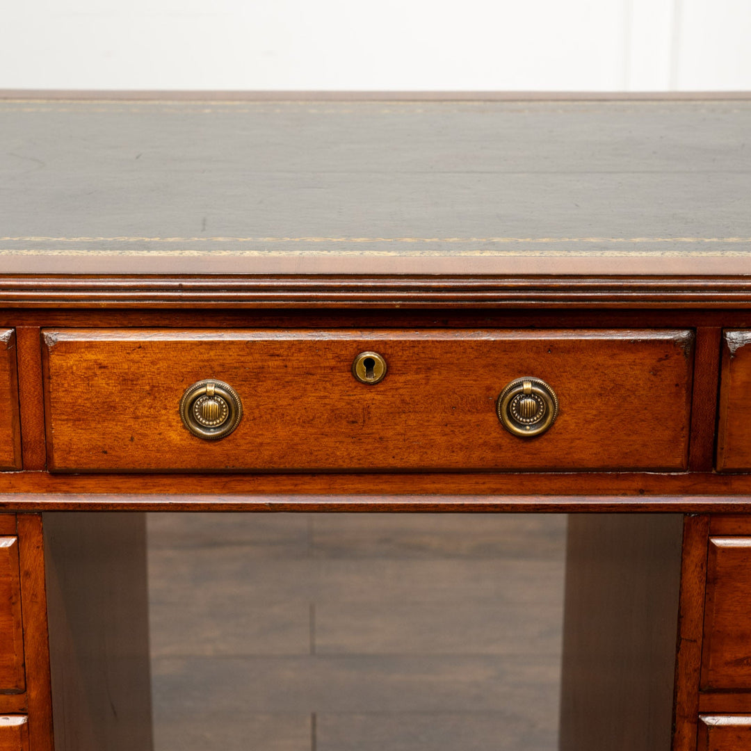 どっしりとした重厚なフォルムにリングハンドルが上品 レザートップ ペデスタルデスク /25G