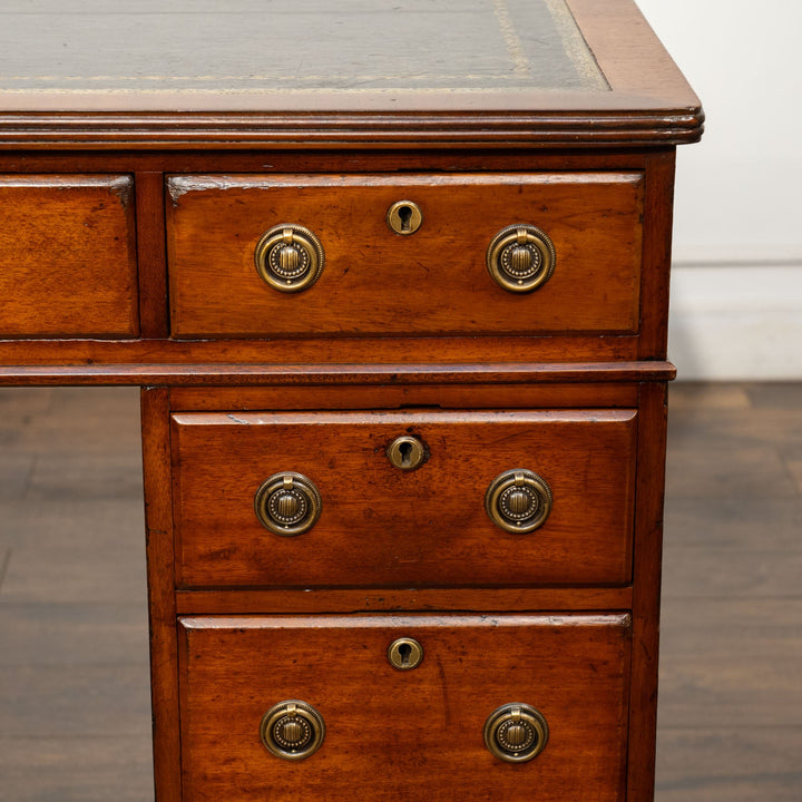 どっしりとした重厚なフォルムにリングハンドルが上品 レザートップ ペデスタルデスク /25G