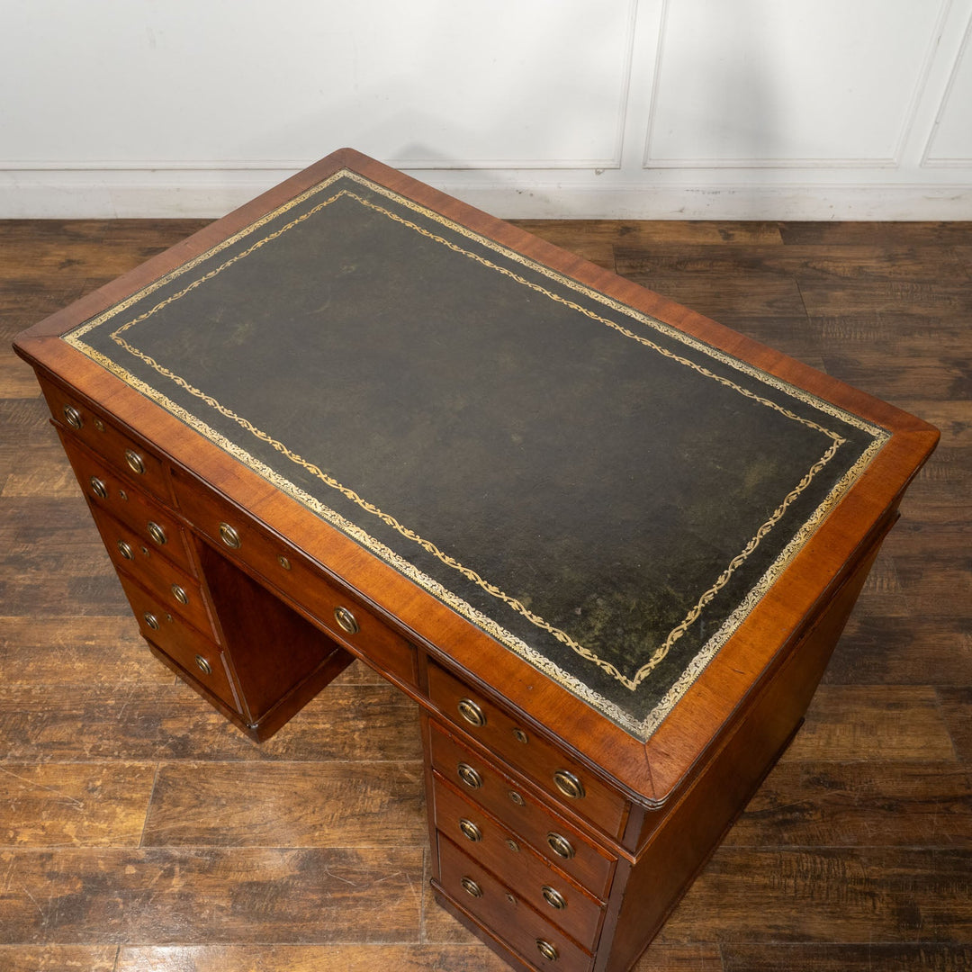 どっしりとした重厚なフォルムにリングハンドルが上品 レザートップ ペデスタルデスク /25G