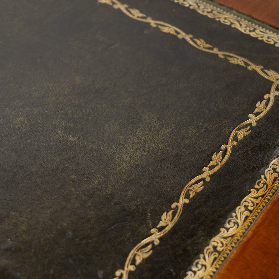 どっしりとした重厚なフォルムにリングハンドルが上品 レザートップ ペデスタルデスク /25G