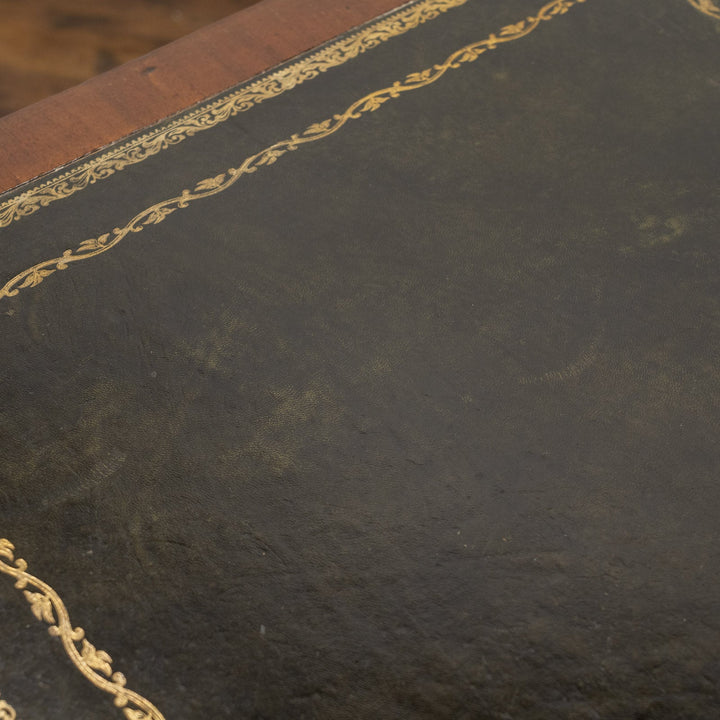 どっしりとした重厚なフォルムにリングハンドルが上品 レザートップ ペデスタルデスク /25G