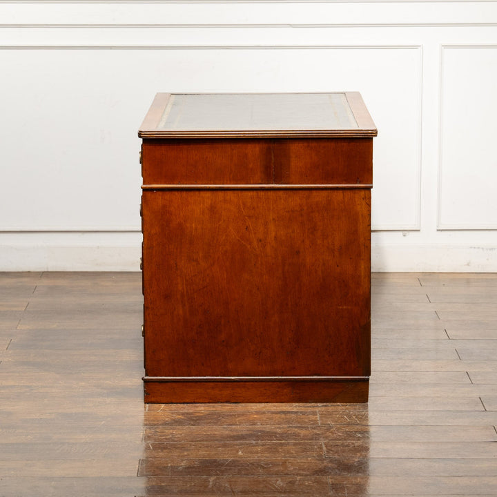 どっしりとした重厚なフォルムにリングハンドルが上品 レザートップ ペデスタルデスク /25G