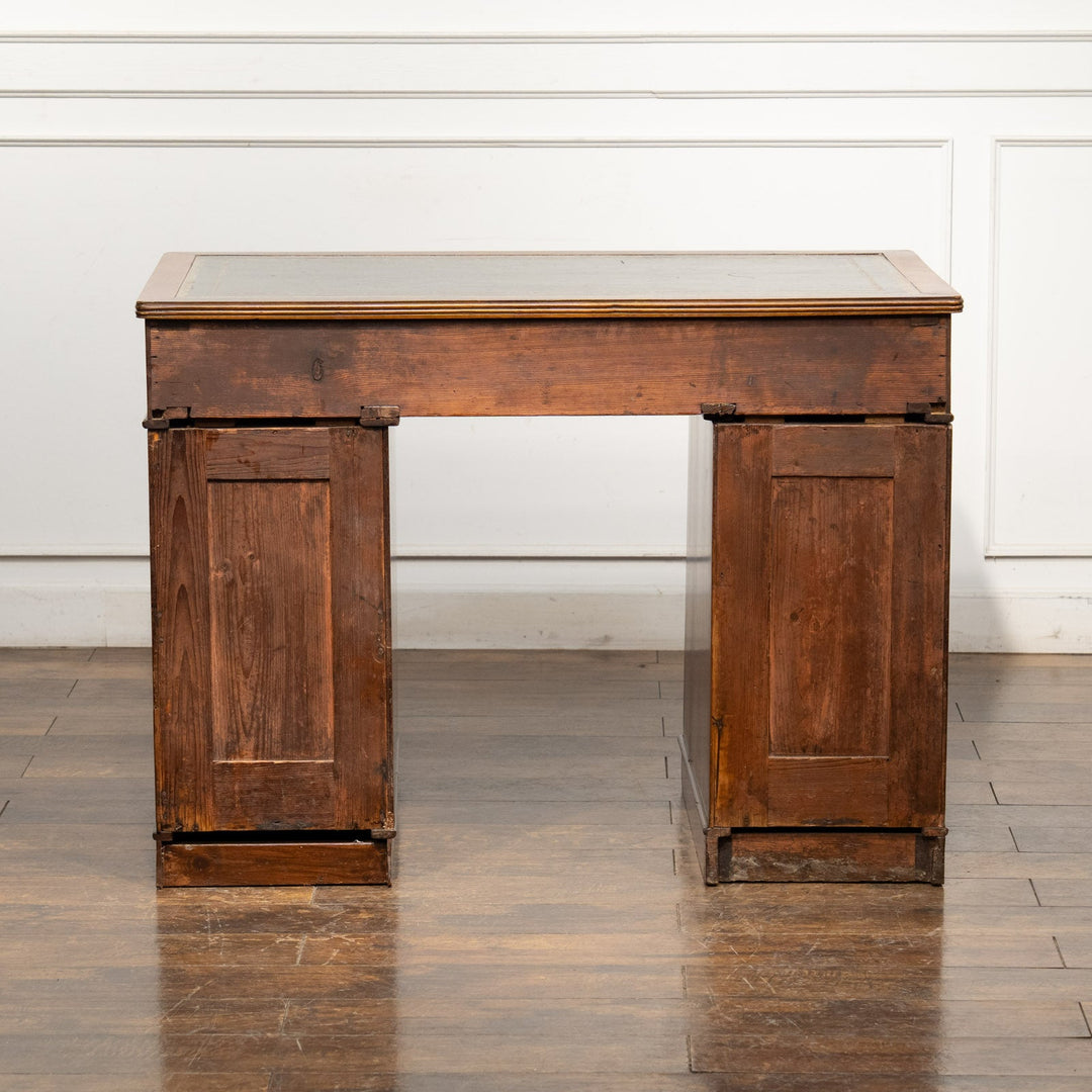 どっしりとした重厚なフォルムにリングハンドルが上品 レザートップ ペデスタルデスク /25G