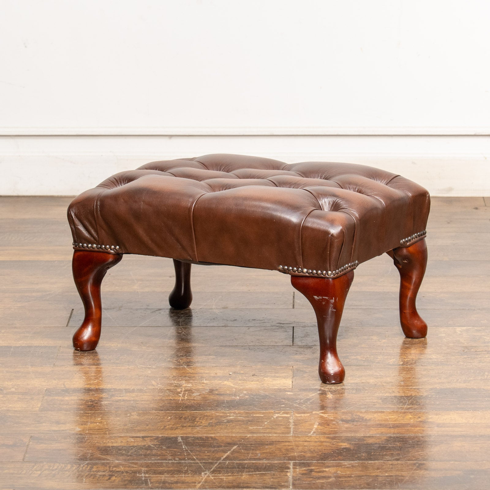 エレガントで存在感抜群 オットマンとしても使える チェスター