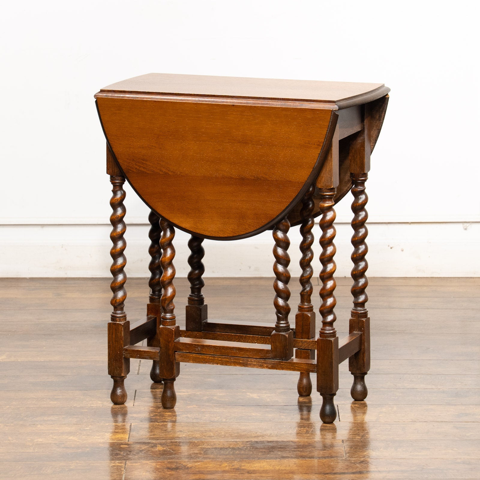 オーク材の虎斑模様や優美なツイストレッグが魅力 ゲートレッグ