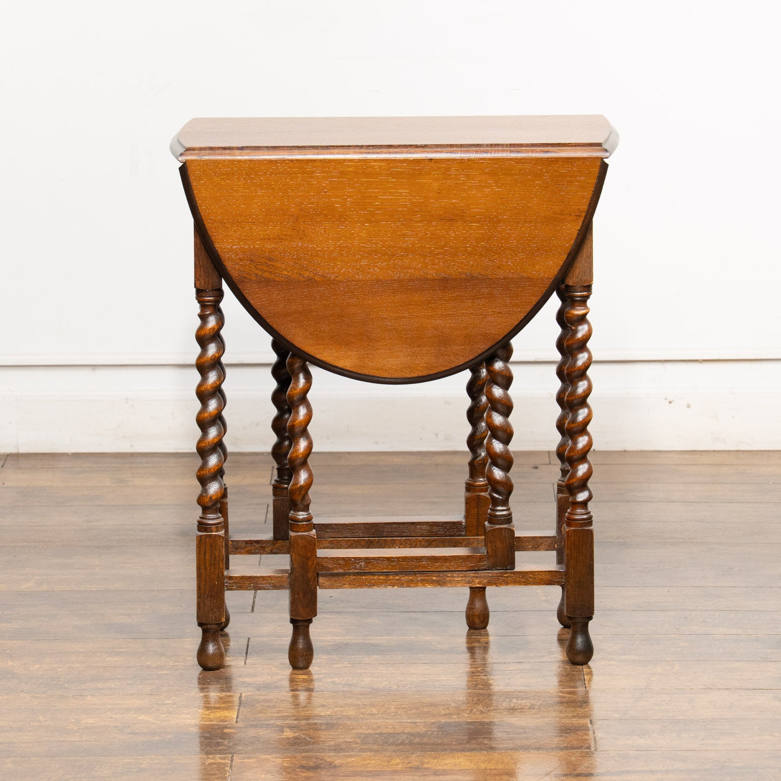 オーク材の虎斑模様や優美なツイストレッグが魅力 ゲートレッグ