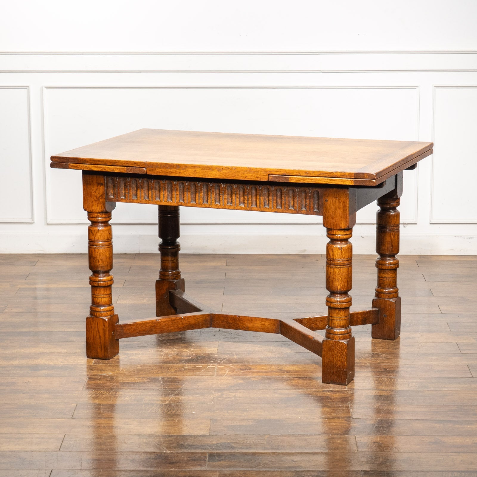 どっしりとしたフォルムが重厚感を醸し出す オーク ドローリーフ