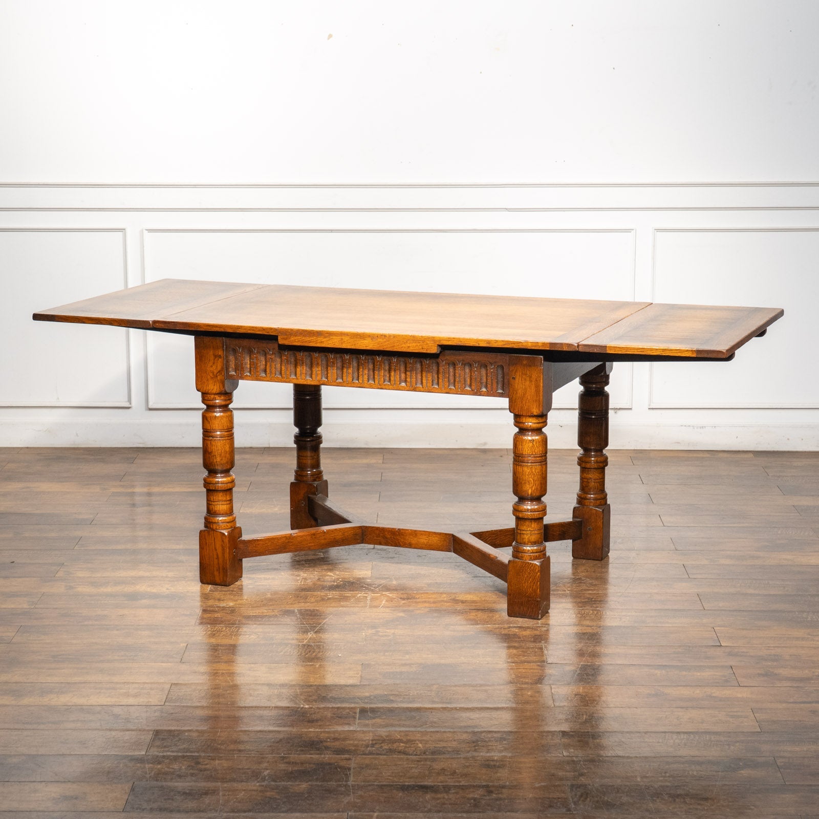 オーク　ドローリーフテーブル どっしりとしたフォルムが重厚感を醸し出す オーク ドローリーフ