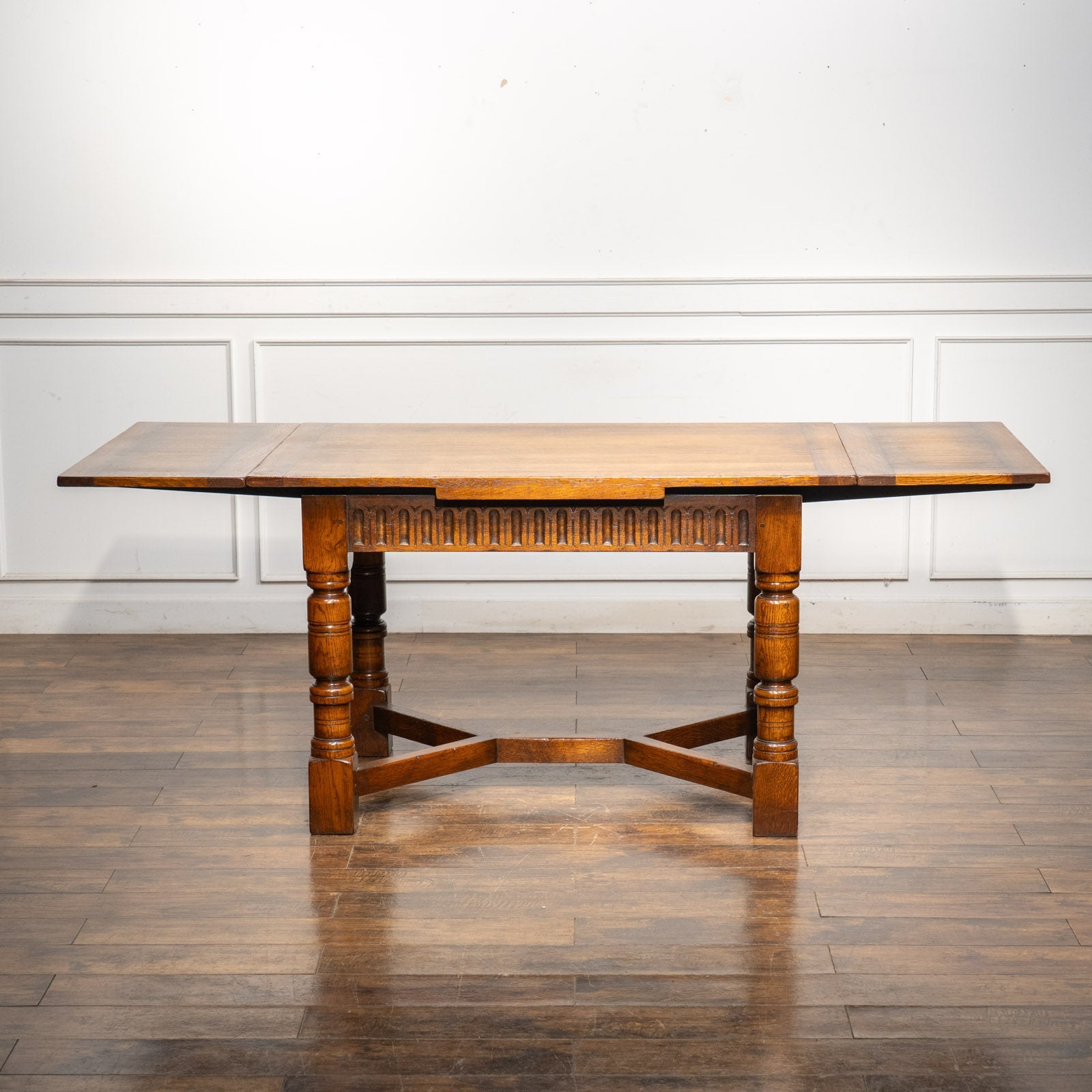 どっしりとしたフォルムが重厚感を醸し出す オーク ドローリーフ