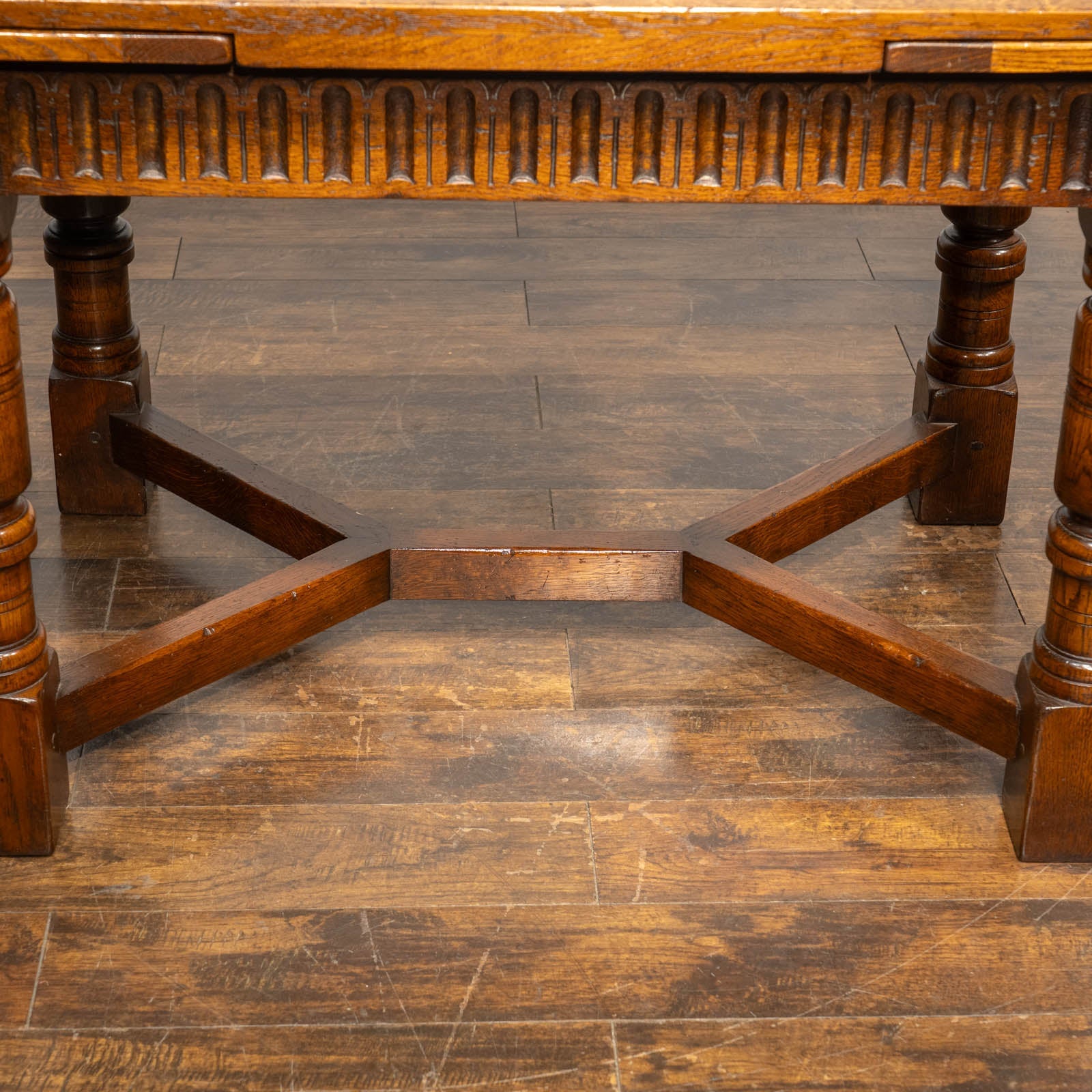 どっしりとしたフォルムが重厚感を醸し出す オーク ドローリーフ