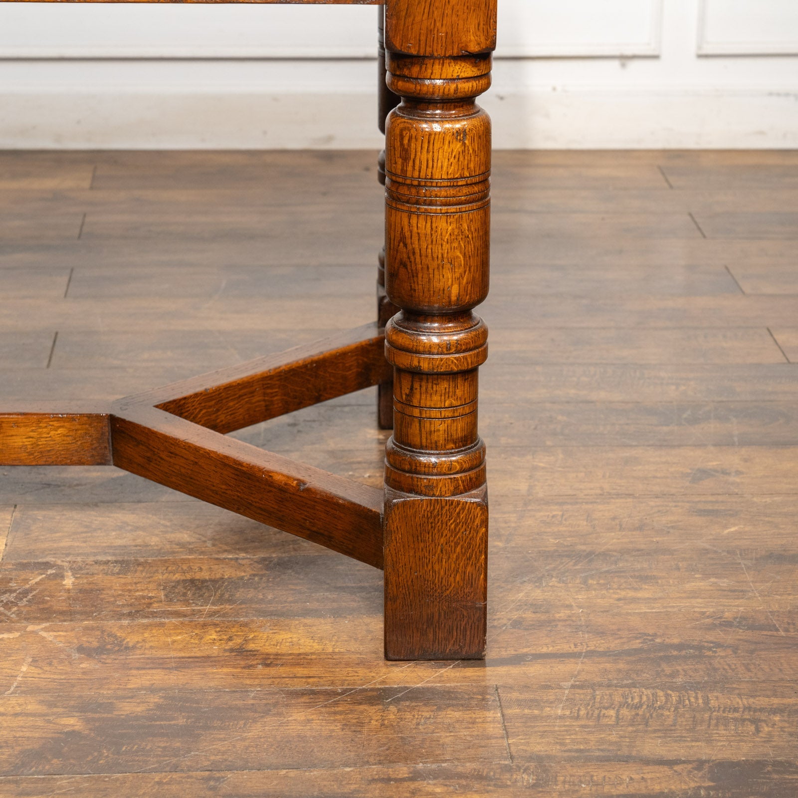 どっしりとしたフォルムが重厚感を醸し出す オーク ドローリーフ