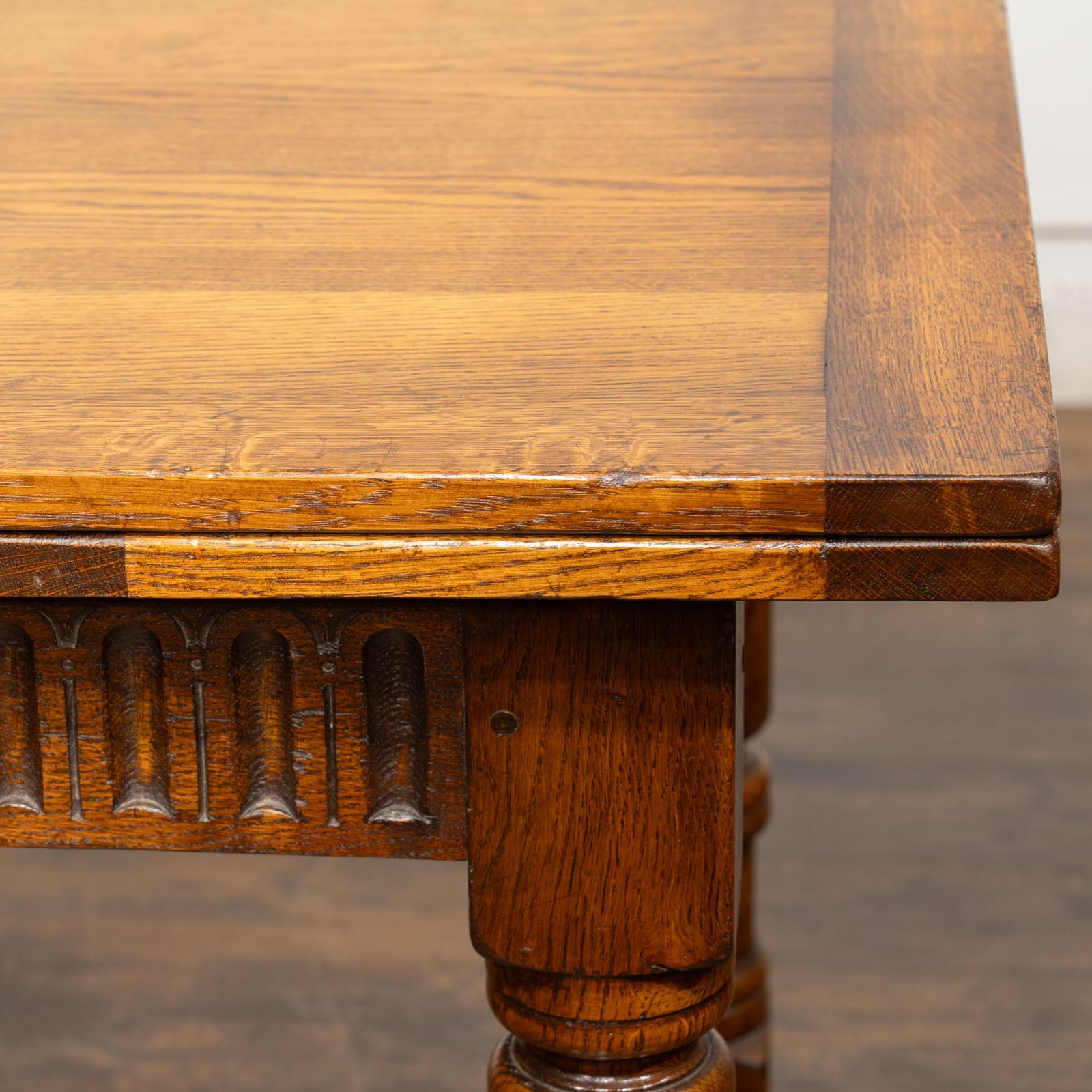 どっしりとしたフォルムが重厚感を醸し出す オーク ドローリーフ