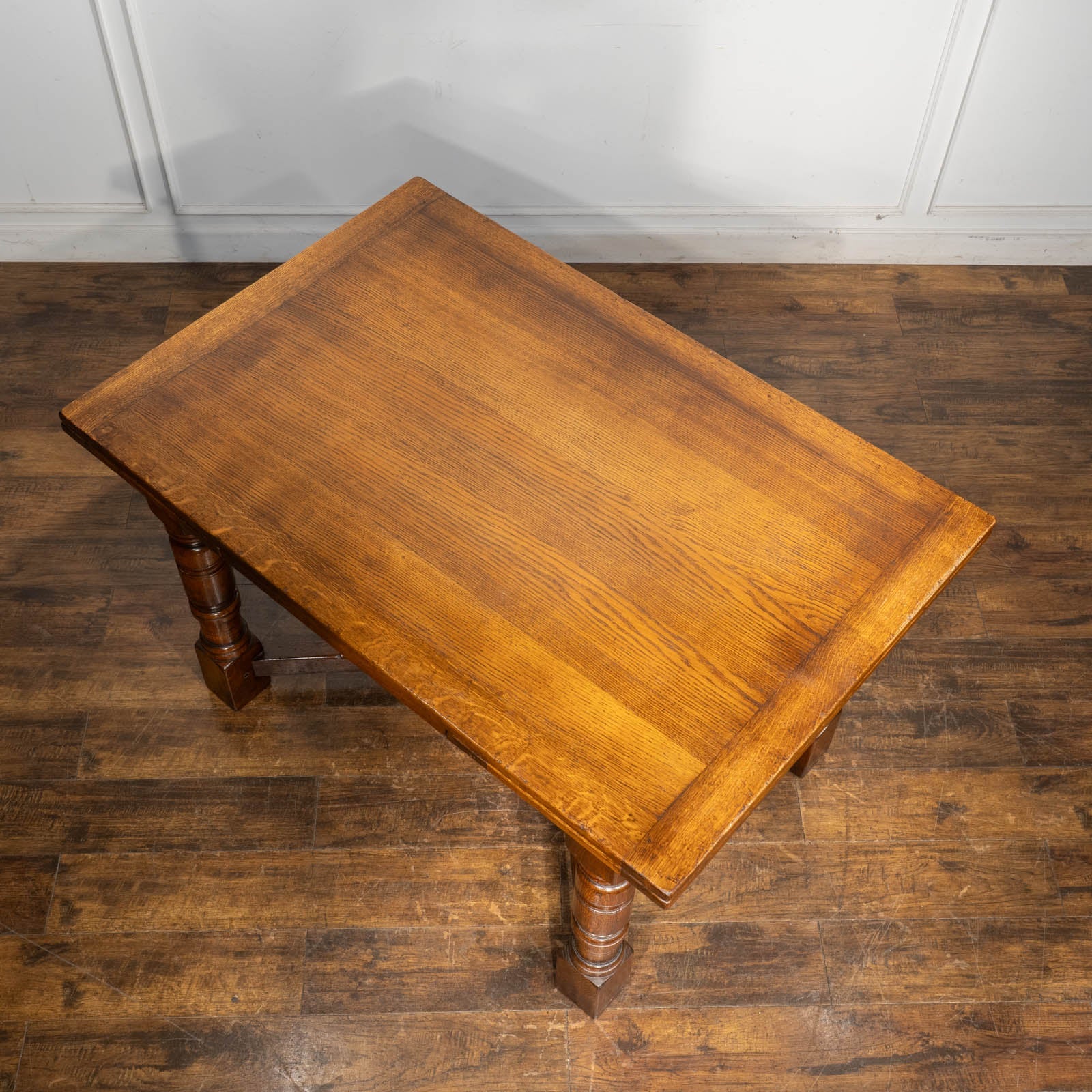 どっしりとしたフォルムが重厚感を醸し出す オーク ドローリーフ