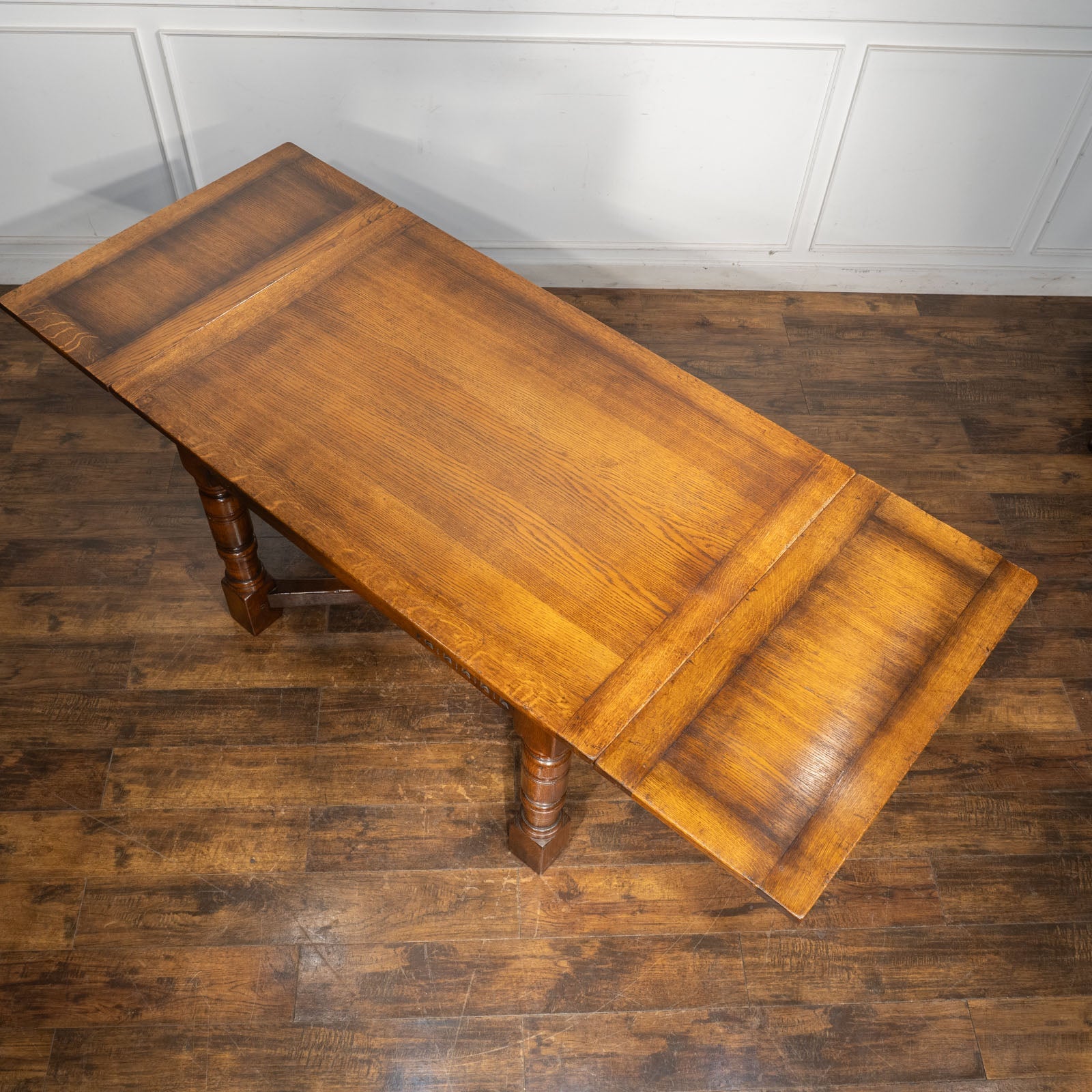 どっしりとしたフォルムが重厚感を醸し出す オーク ドローリーフ