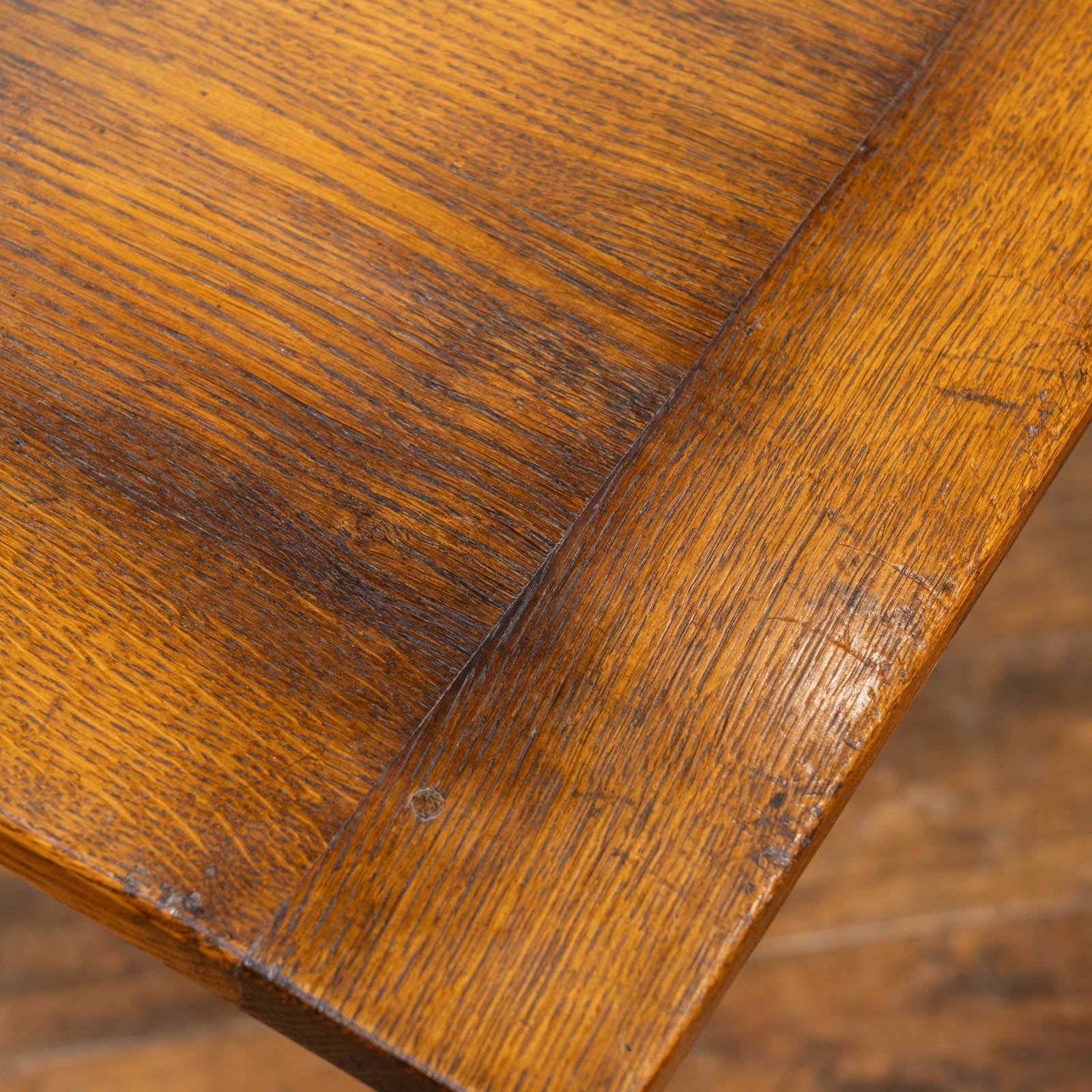 どっしりとしたフォルムが重厚感を醸し出す オーク ドローリーフ