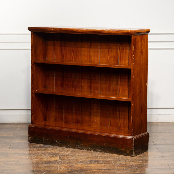 パイン材の木目が映えるシンプルなデザイン ブックシェルフ /25G