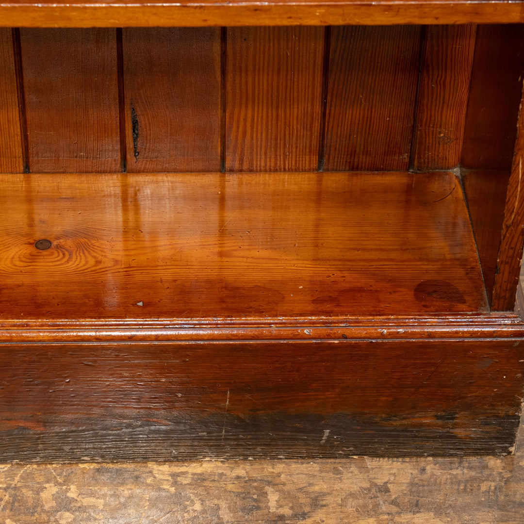 パイン材の木目が映えるシンプルなデザイン ブックシェルフ /25G