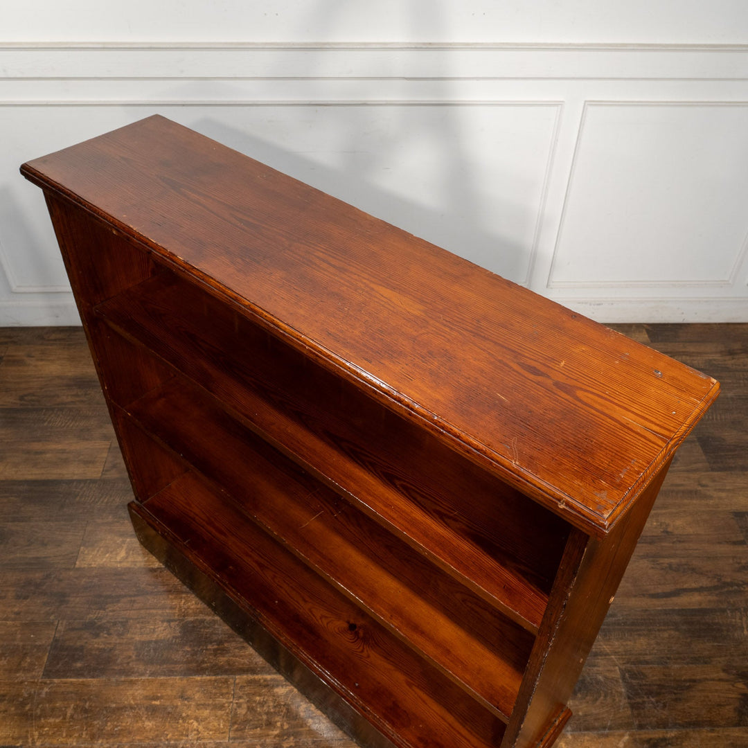 パイン材の木目が映えるシンプルなデザイン ブックシェルフ /25G