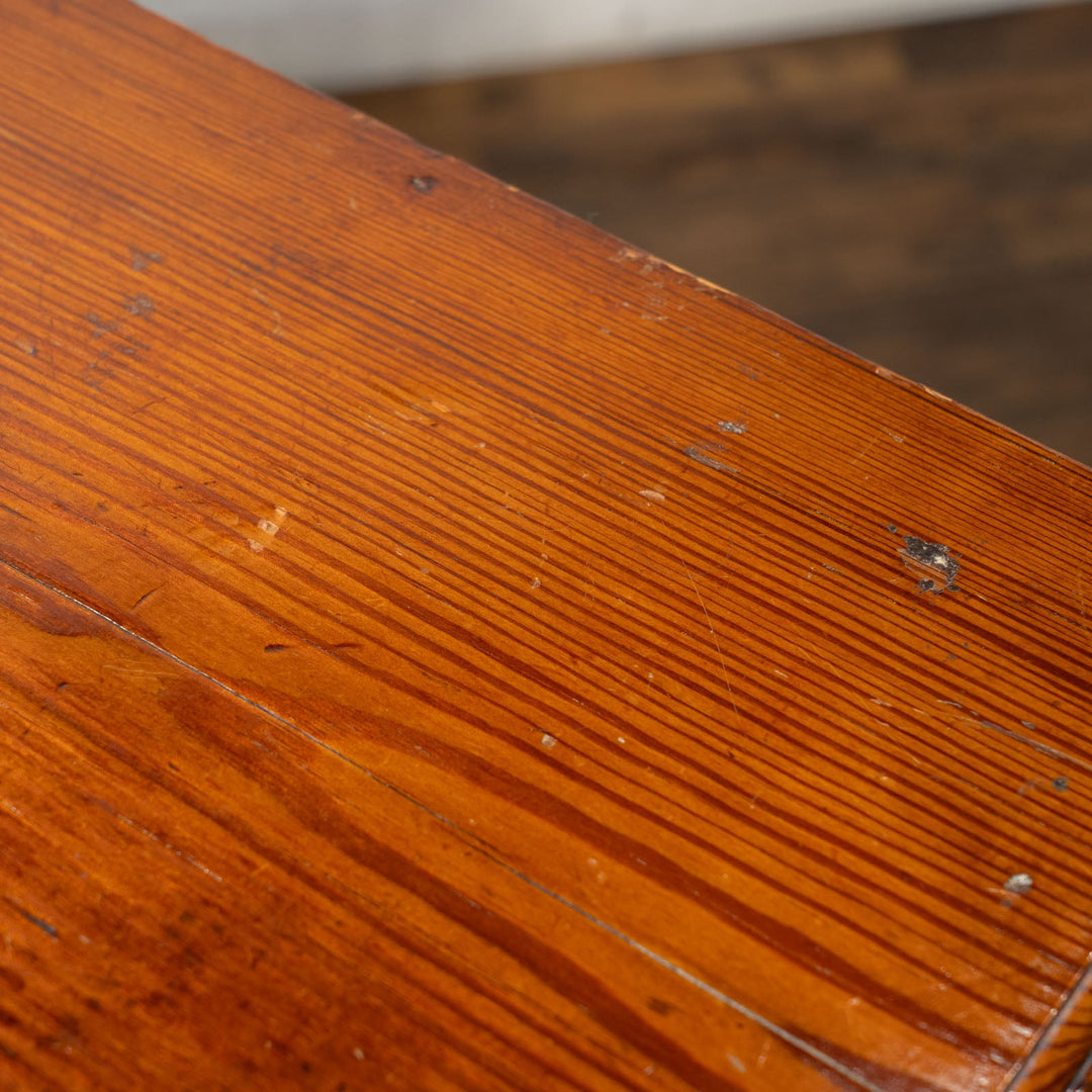 パイン材の木目が映えるシンプルなデザイン ブックシェルフ /25G