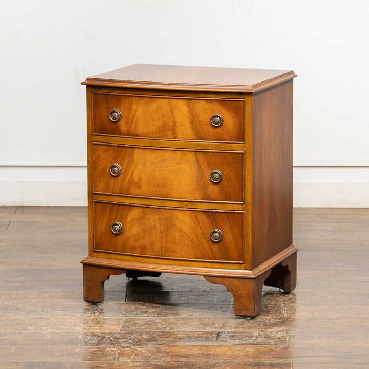 ブラケットフィートが支えるクラシカルで美しいフォルム ウォールナット 3段 スモールチェスト /25G