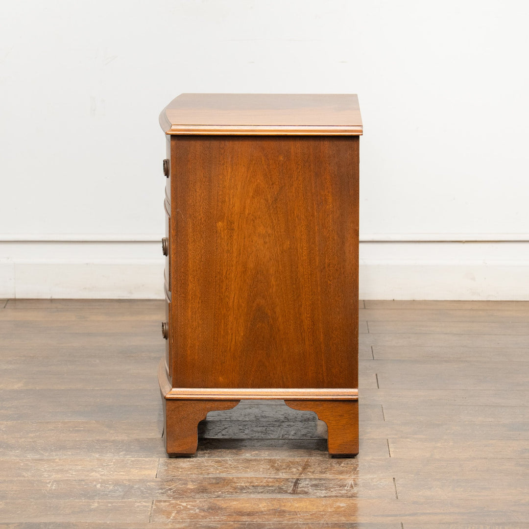 ブラケットフィートが支えるクラシカルで美しいフォルム ウォールナット 3段 スモールチェスト /25G