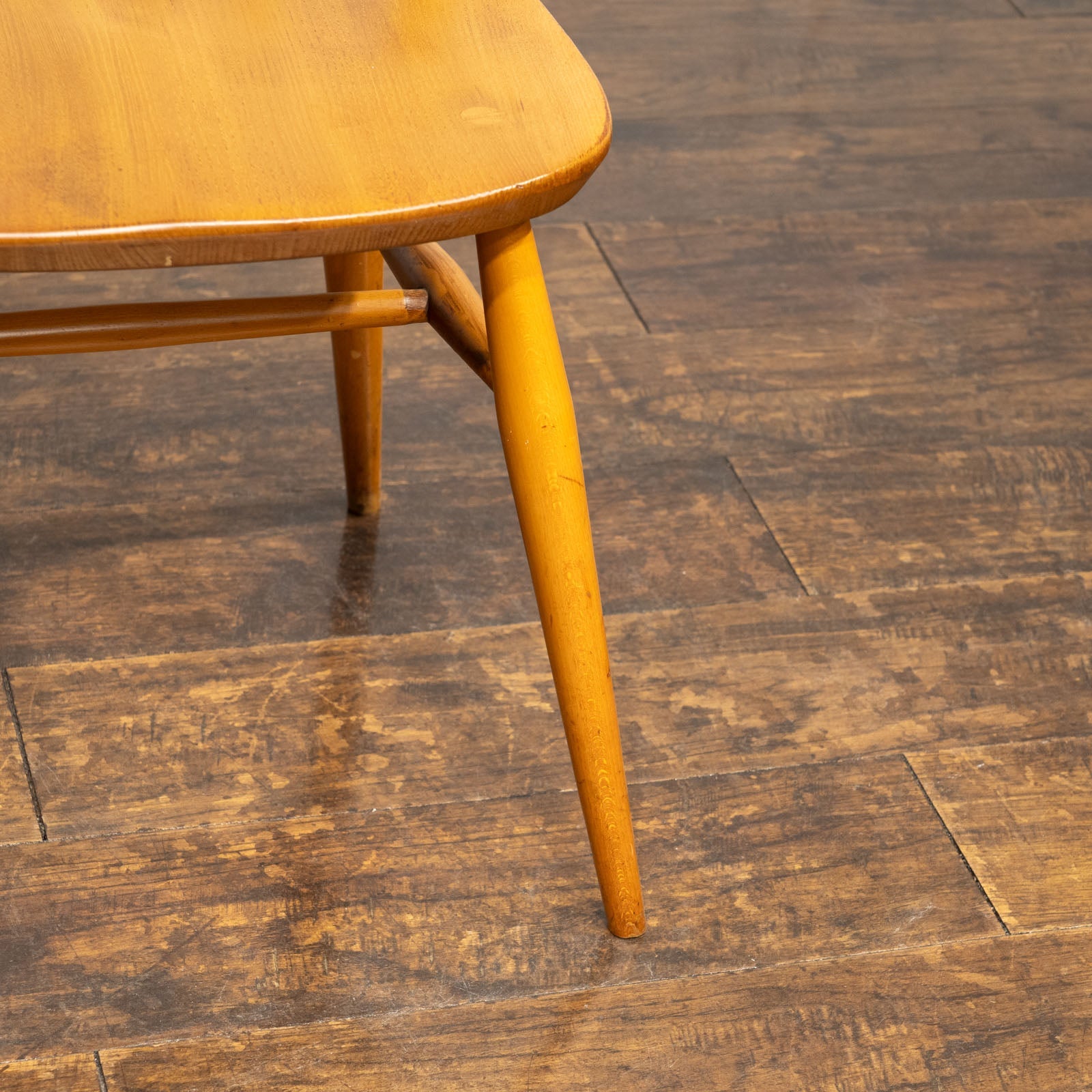 英国【ERCOL アーコール】洗練された佇まい ウインザー ゴールドスミス