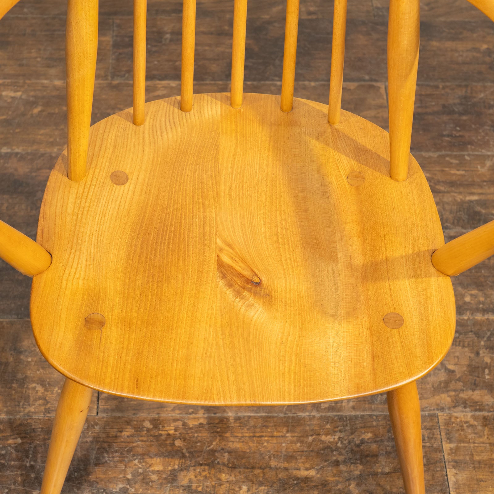 英国【ERCOL アーコール】スラッとしたハイバックが特徴的 ウィンザー