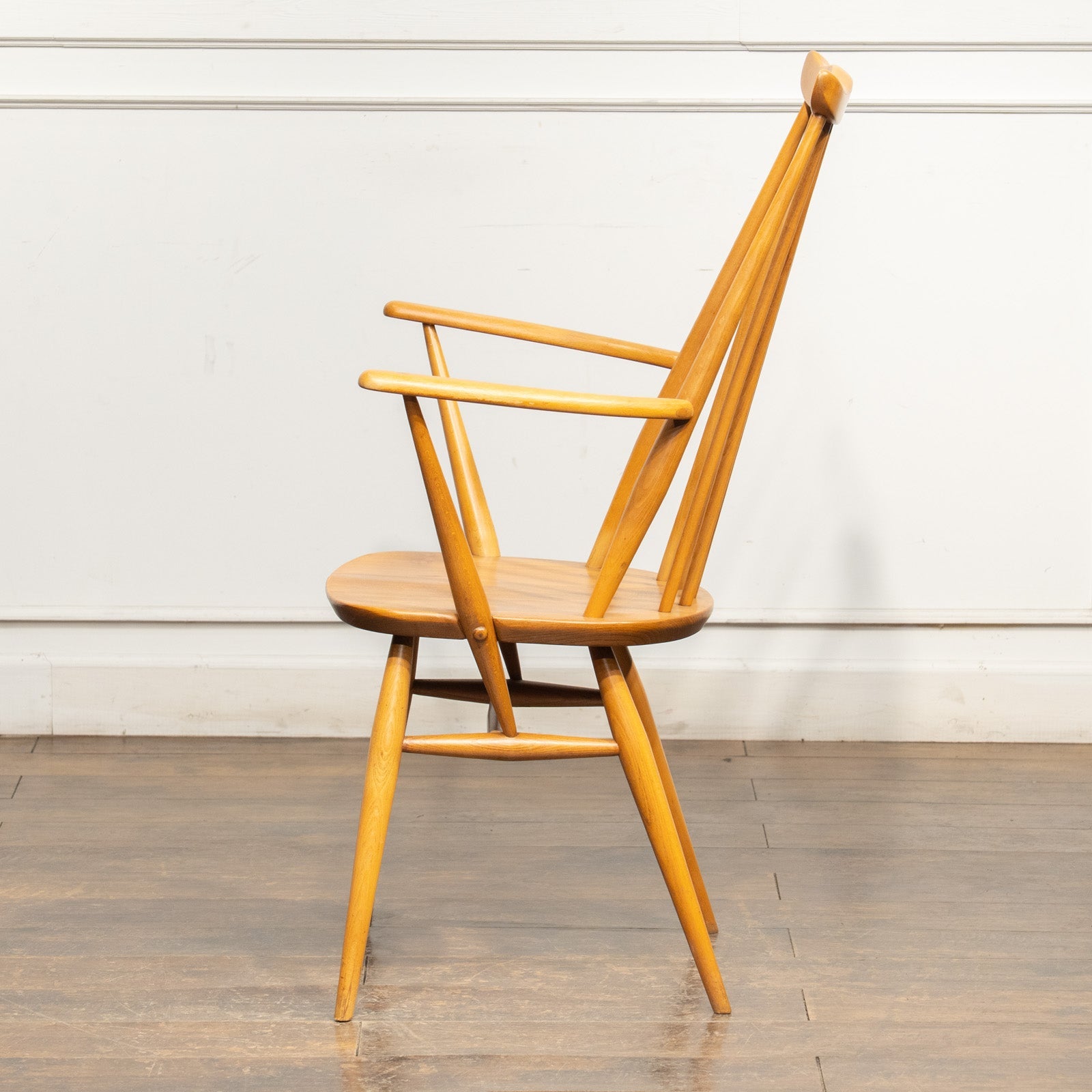英国【ERCOL アーコール】スラッとしたハイバックが特徴的 ウィンザー