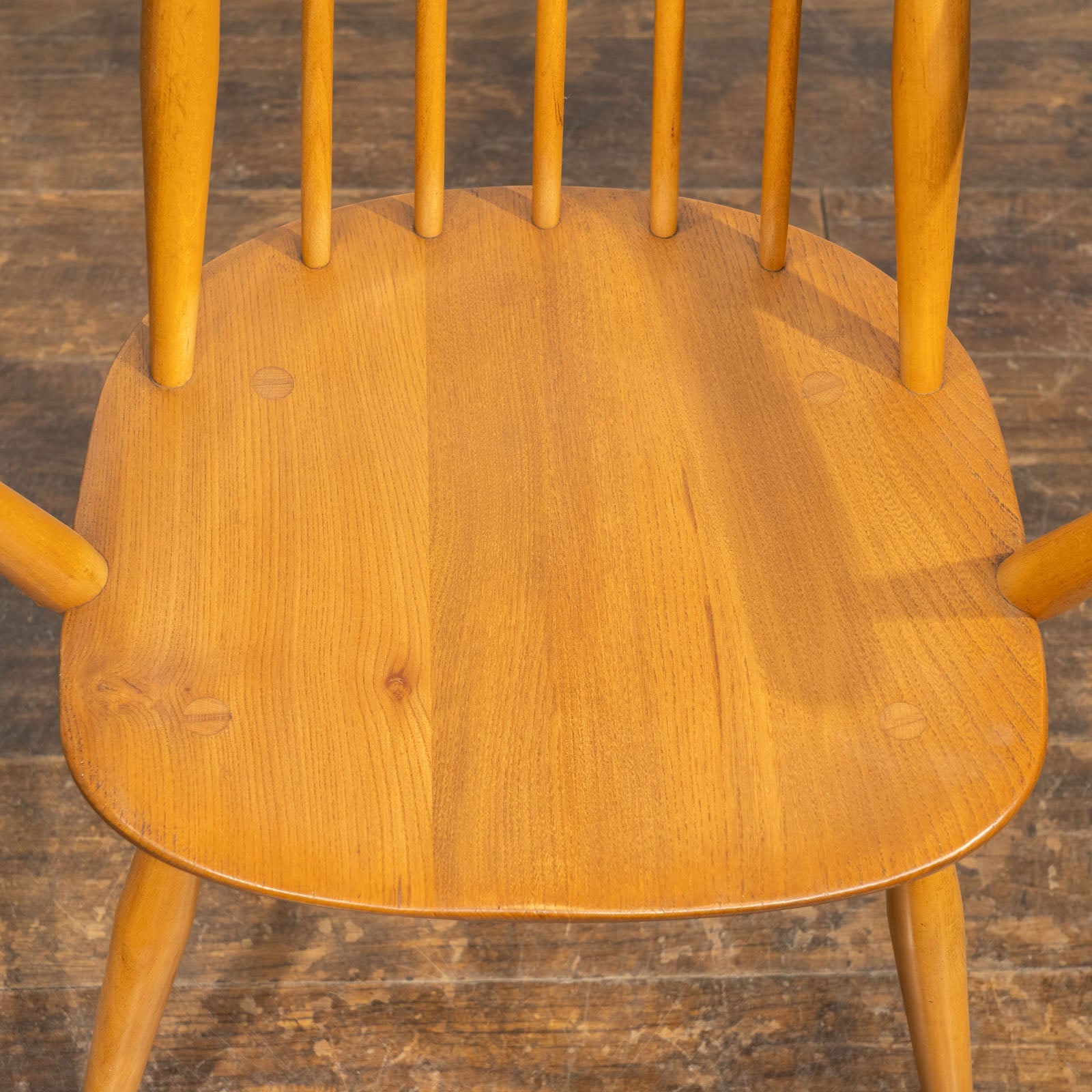 英国【ERCOL アーコール】スラッとしたハイバックが特徴的 ウィンザー