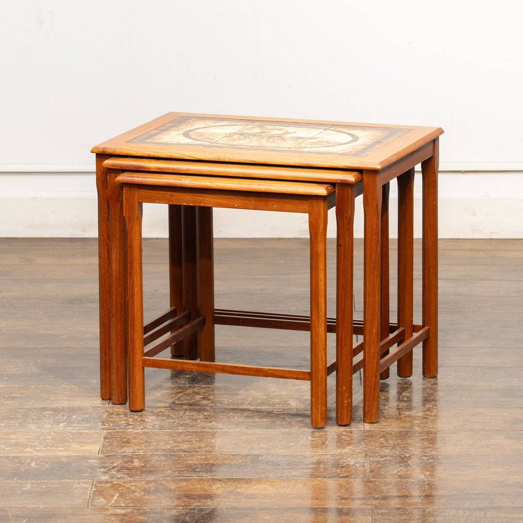 鹿や草木が写実的に描かれた タイルトップ 3段 ネストテーブル /25G