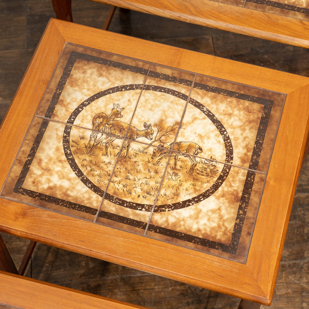 鹿や草木が写実的に描かれた タイルトップ 3段 ネストテーブル /25G