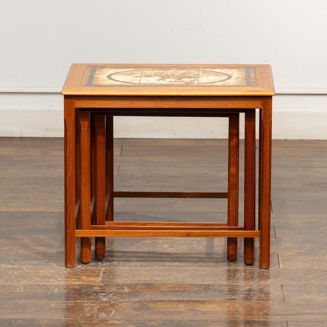 鹿や草木が写実的に描かれた タイルトップ 3段 ネストテーブル /25G