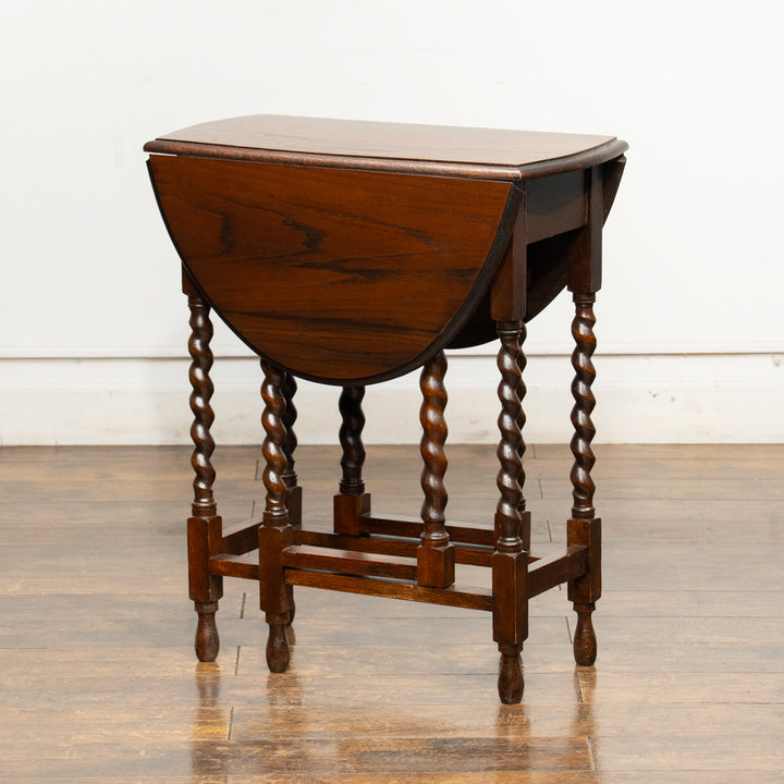 深いブラウンの色味とツイストレッグのデザインが上品 オーク ゲートレッグ 折りたたみテーブル /25G-B