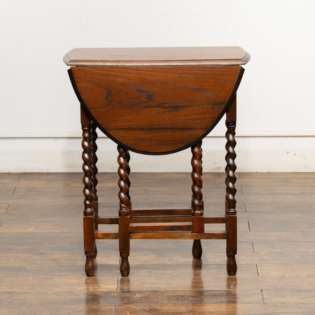 深いブラウンの色味とツイストレッグのデザインが上品 オーク ゲートレッグ 折りたたみテーブル /25G-B