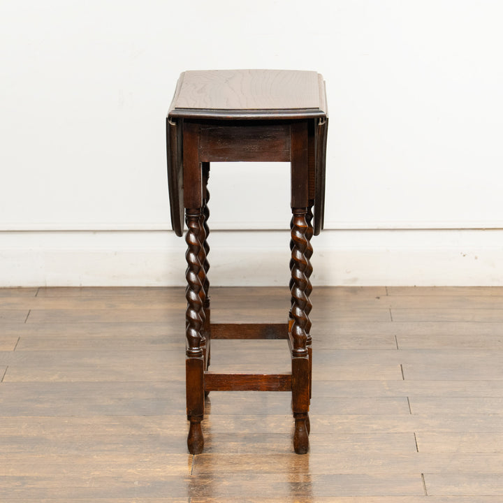 深いブラウンの色味とツイストレッグのデザインが上品 オーク ゲートレッグ 折りたたみテーブル /25G-B