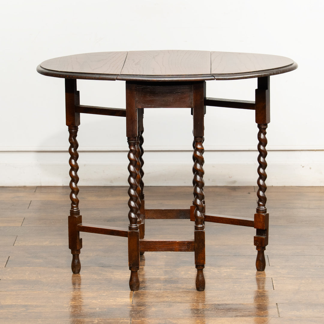 深いブラウンの色味とツイストレッグのデザインが上品 オーク ゲートレッグ 折りたたみテーブル /25G-B