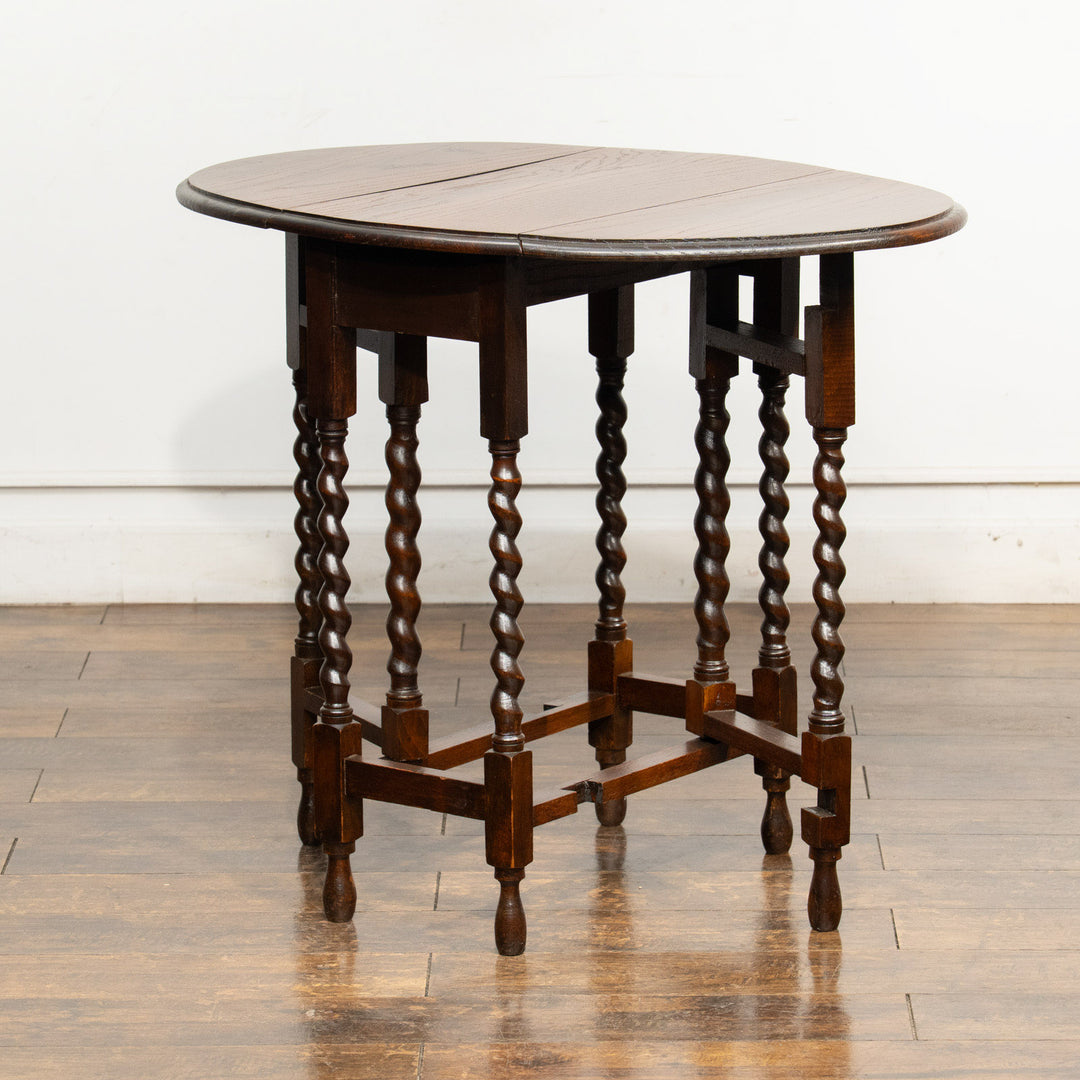 深いブラウンの色味とツイストレッグのデザインが上品 オーク ゲートレッグ 折りたたみテーブル /25G-B