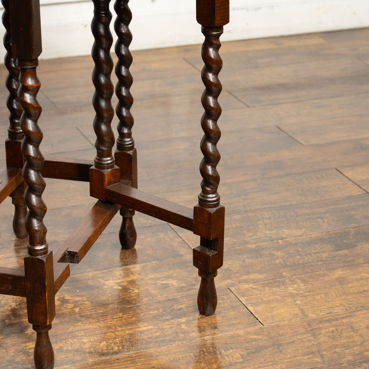 深いブラウンの色味とツイストレッグのデザインが上品 オーク ゲートレッグ 折りたたみテーブル /25G-B