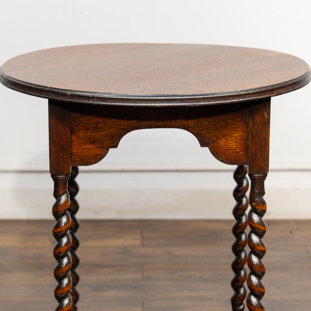 幕板の曲線やすらりとしたツイストレッグが美しい ラウンド オケージョナルテーブル /25G