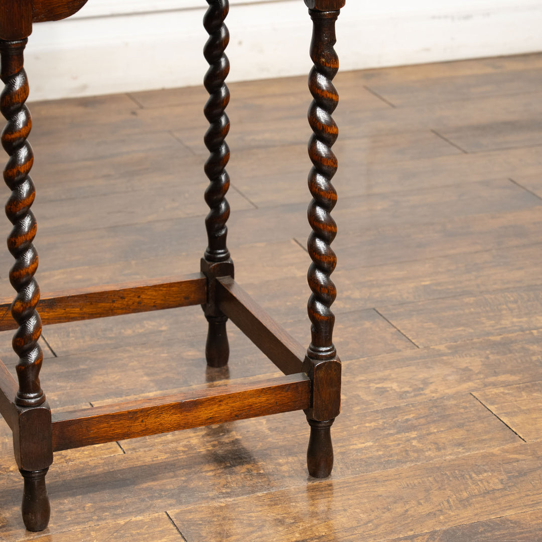 幕板の曲線やすらりとしたツイストレッグが美しい ラウンド オケージョナルテーブル /25G