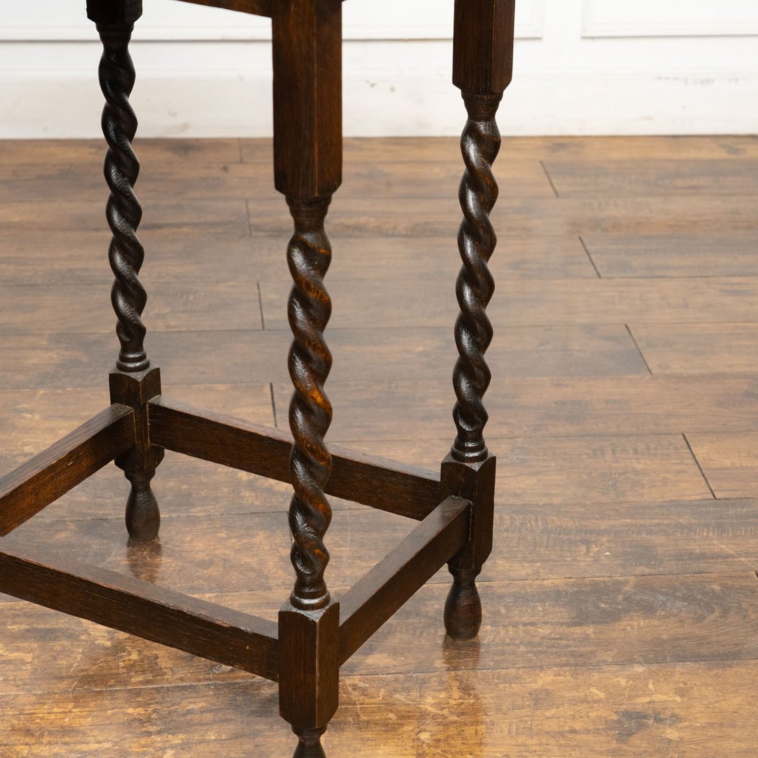 パイクラストのデザインとツイスト脚が魅力的 オーク オケージョナルテーブル /25G-D