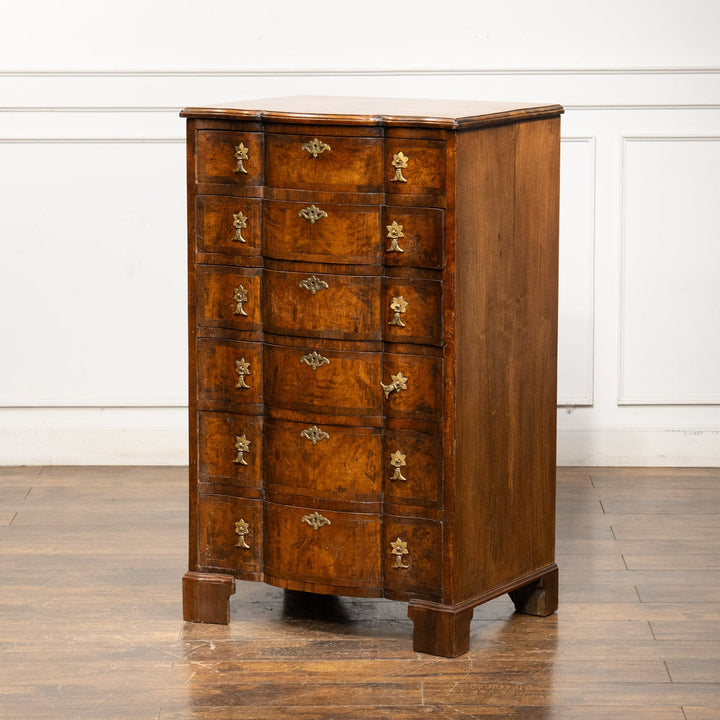 深いブラウンの色味にサーペンタインのデザインが上品 6段チェスト /25G