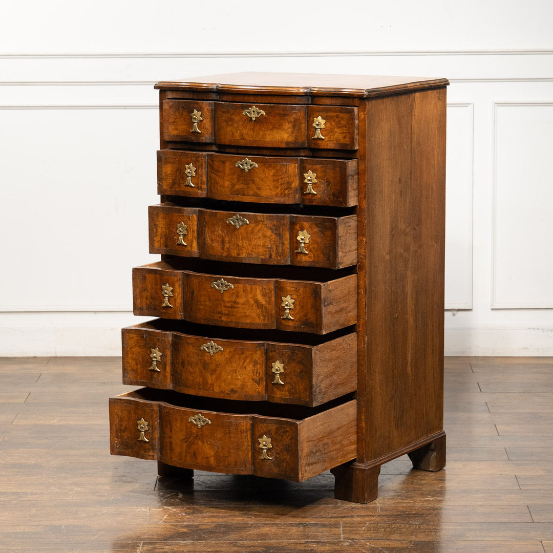 深いブラウンの色味にサーペンタインのデザインが上品 6段チェスト /25G