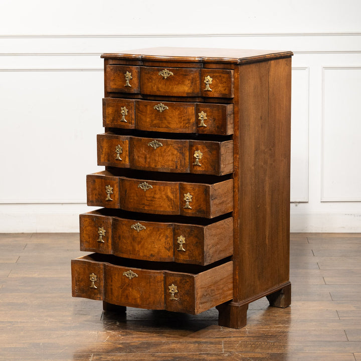 深いブラウンの色味にサーペンタインのデザインが上品 6段チェスト /25G