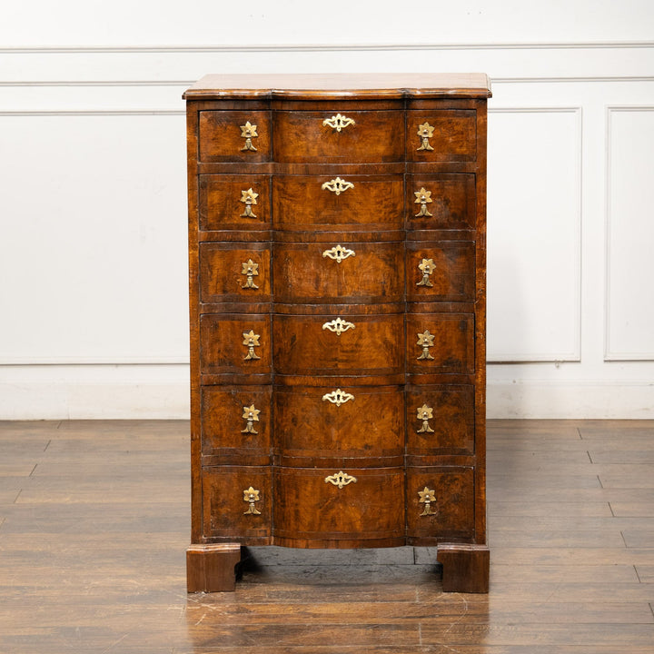 深いブラウンの色味にサーペンタインのデザインが上品 6段チェスト /25G