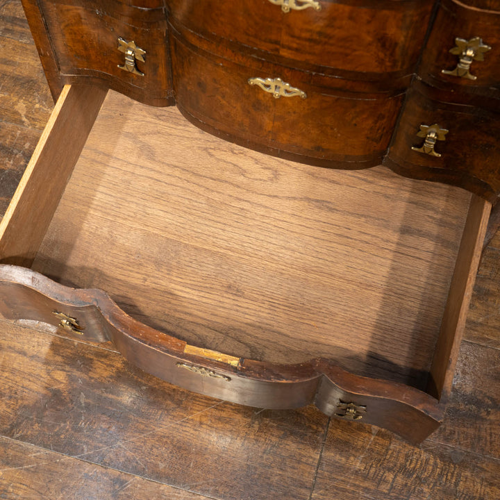 深いブラウンの色味にサーペンタインのデザインが上品 6段チェスト /25G