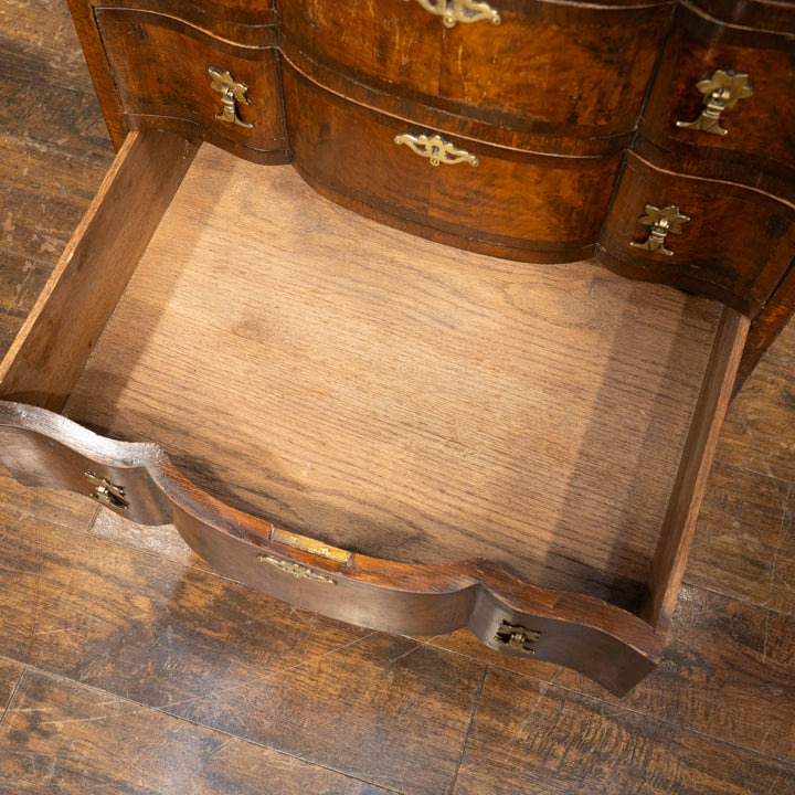 深いブラウンの色味にサーペンタインのデザインが上品 6段チェスト /25G