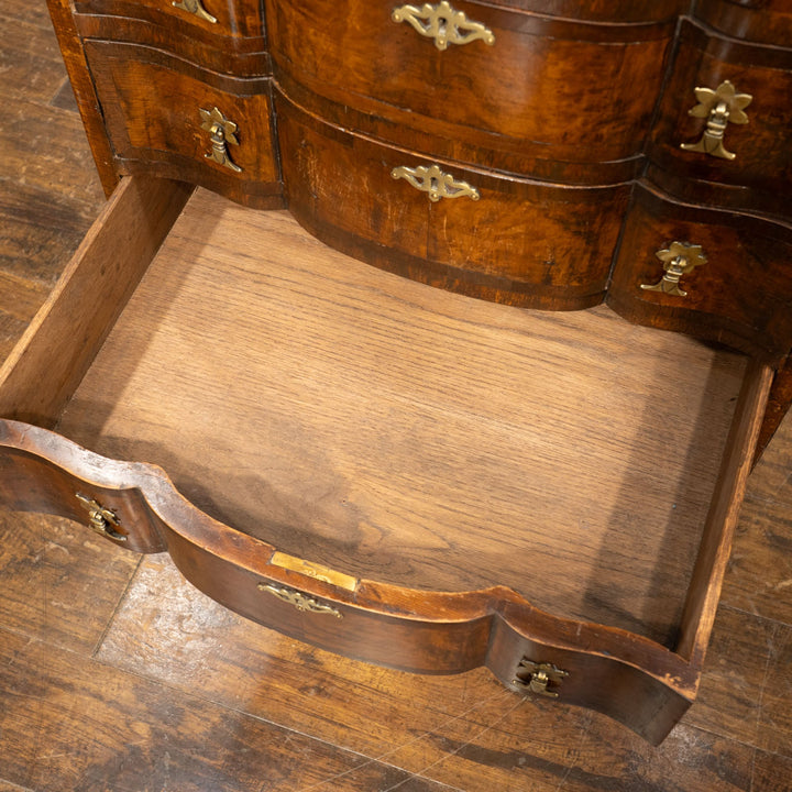 深いブラウンの色味にサーペンタインのデザインが上品 6段チェスト /25G