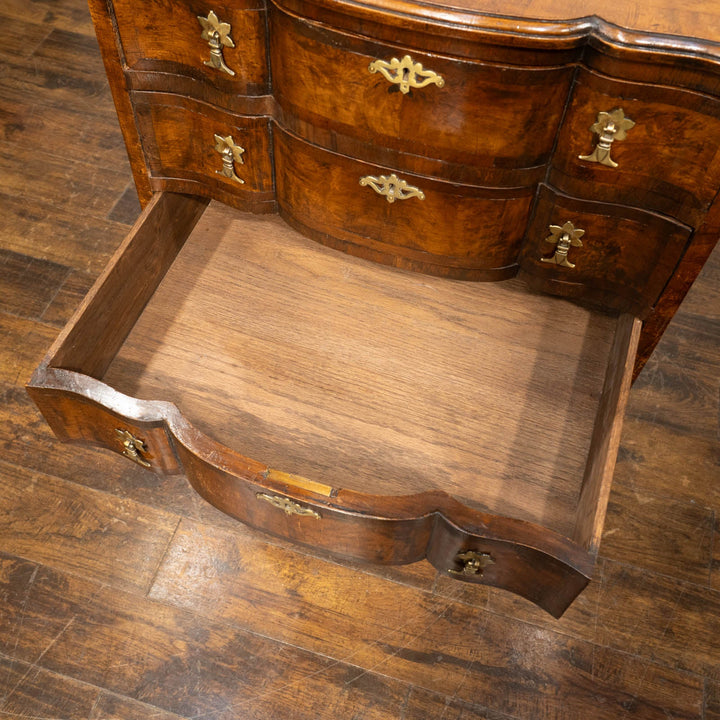 深いブラウンの色味にサーペンタインのデザインが上品 6段チェスト /25G